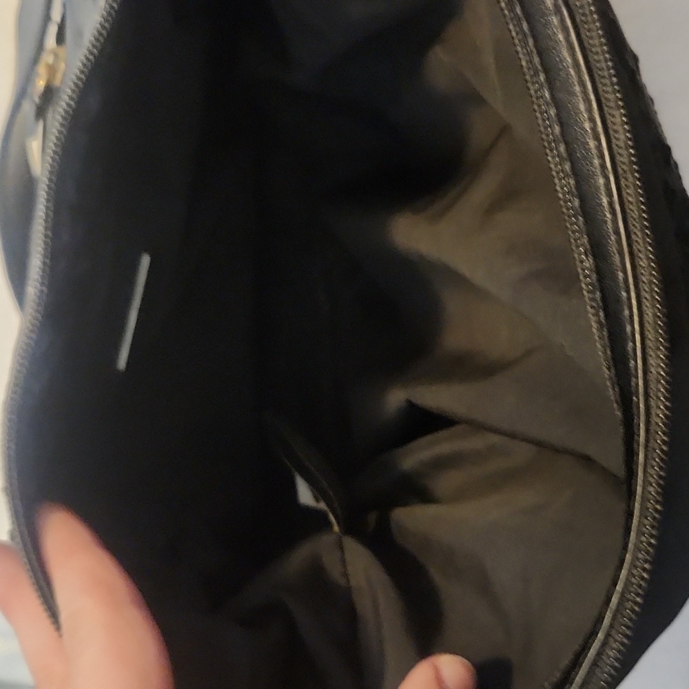 Giani Bernini Elegant Black Embossed‎ Leather Shoulder Bag - Picture 5 of 9